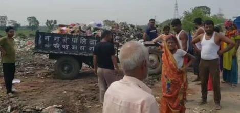 People are angry due to garbage dumping near Kali rive