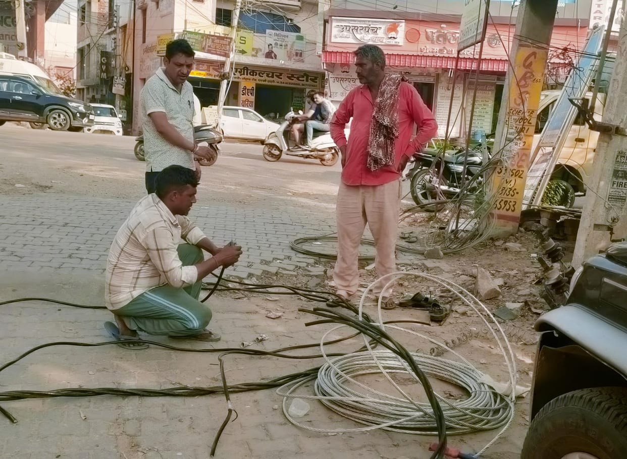 After installing 10 transformers, the work of installing link lines and jumpers has also started