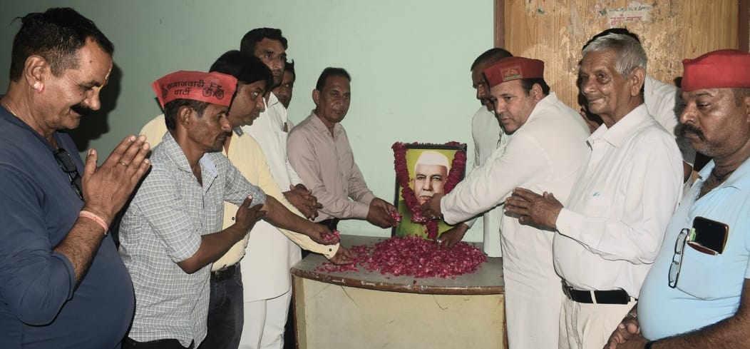 SP workers paid tribute to Chaudhary Charan Singh