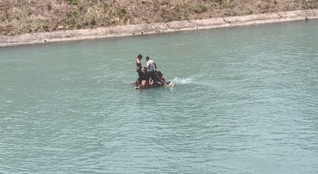 Photos of boys floating in the canal with air in a tube went viral