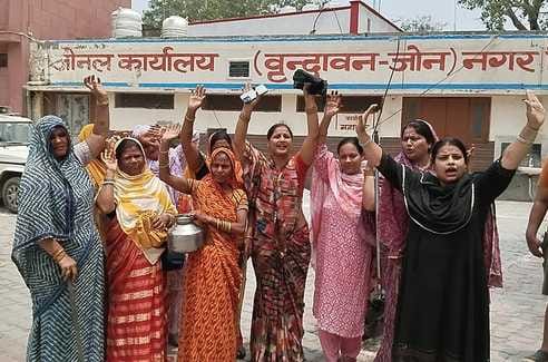 Women troubled by water shortage staged a protest
