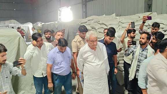 दूसरे दिन भी फैक्टरियों पर पहुंचे किरोड़ीलाल मीणा।