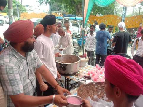 The Sikh community distributed sherbet and gram prasad