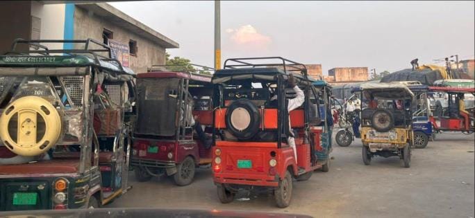 E-rickshaws gather in the station premises, causing inconvenience to passengers