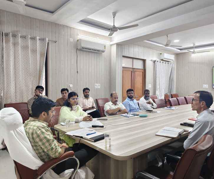 सलूंबर में अधिकारियों की बैठक लेते हुए कलेक्टर।