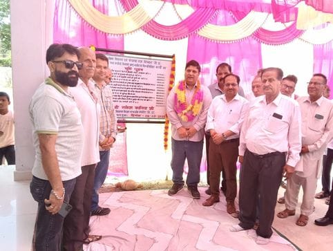 MLA Kalia performed Bhoomi Pujan for works worth 15 lakhs in Mawa Kaholan