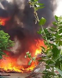 25 huts caught fire, area shaken by cylinder explosion