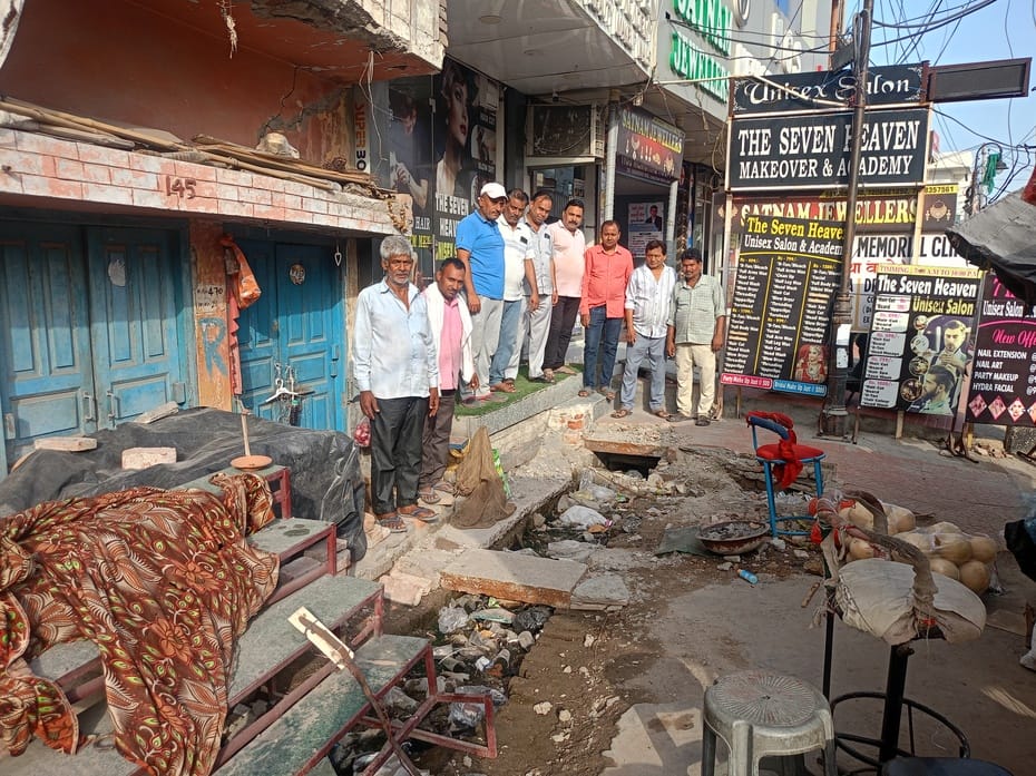 After cleaning in Shivaji Colony, the corporation left the drains open
