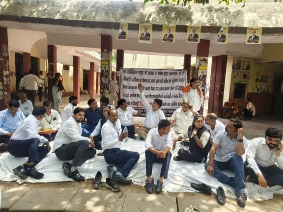 Advocates sit on dharna against Bar President and Secretary