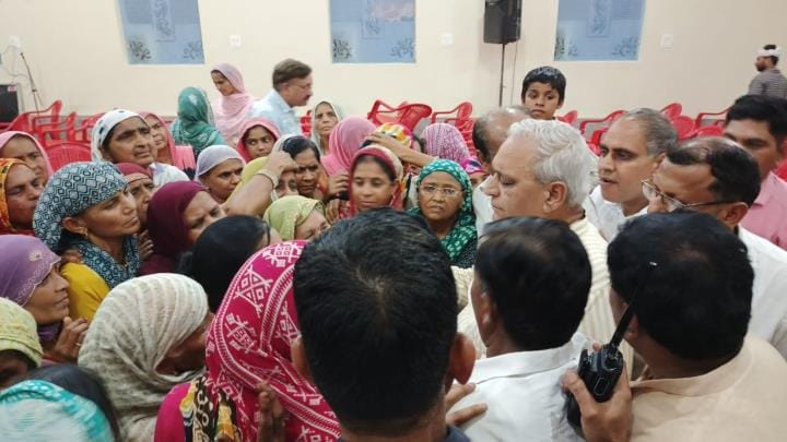 Women surrounded the minister for the incomplete construction of the street, the minister said- will get the problem solved