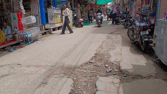 The city council forgot to build half the road of the main market