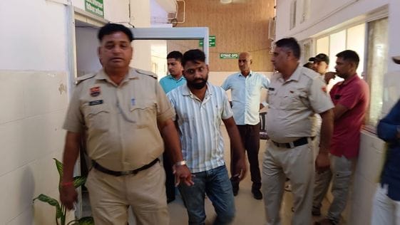 Police took away the fake journalist who was showing off in civil hospital