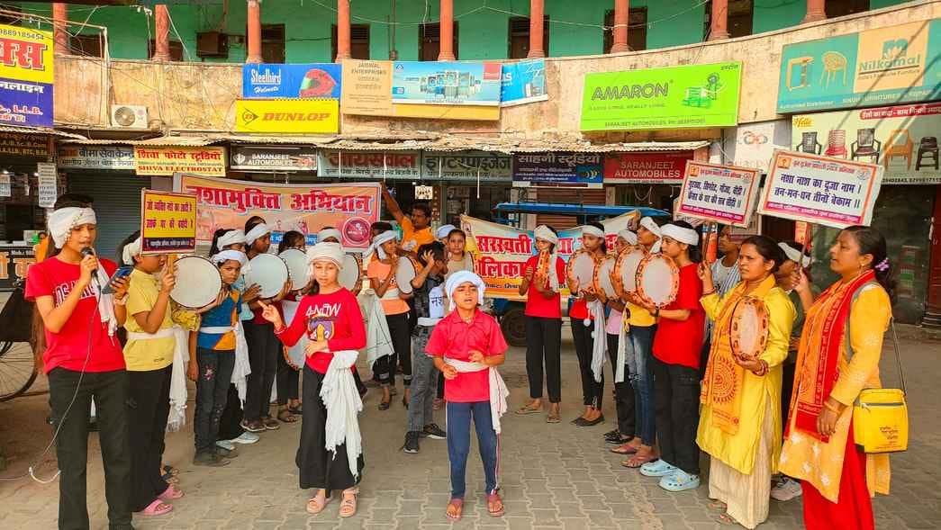The girl students played drums and told the root cause of drug addiction