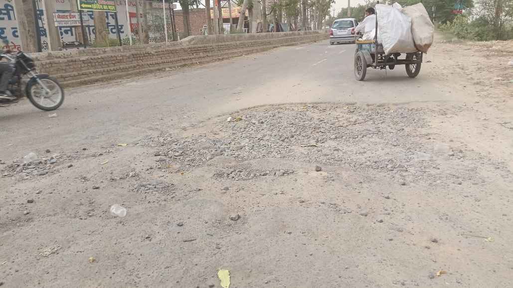 Potholes on Fatehabad's mini bypass road, drivers are facing problemsPotholes on Fatehabad's mini bypass road, drivers are facing problems