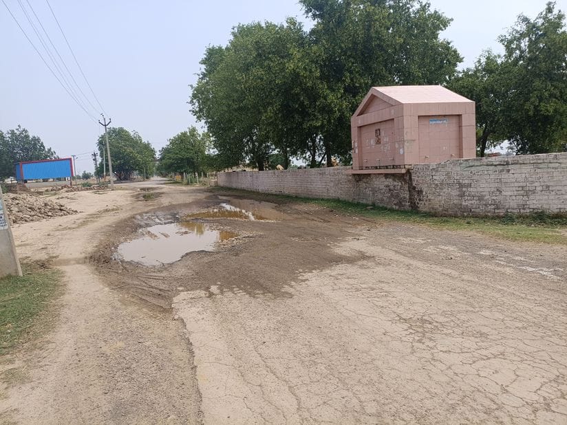 The road from Gajuwala to Bilaspur Dhani is dilapidated, even walking has become difficult