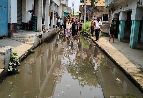 Water filled on the main road of Kariyamai without rain