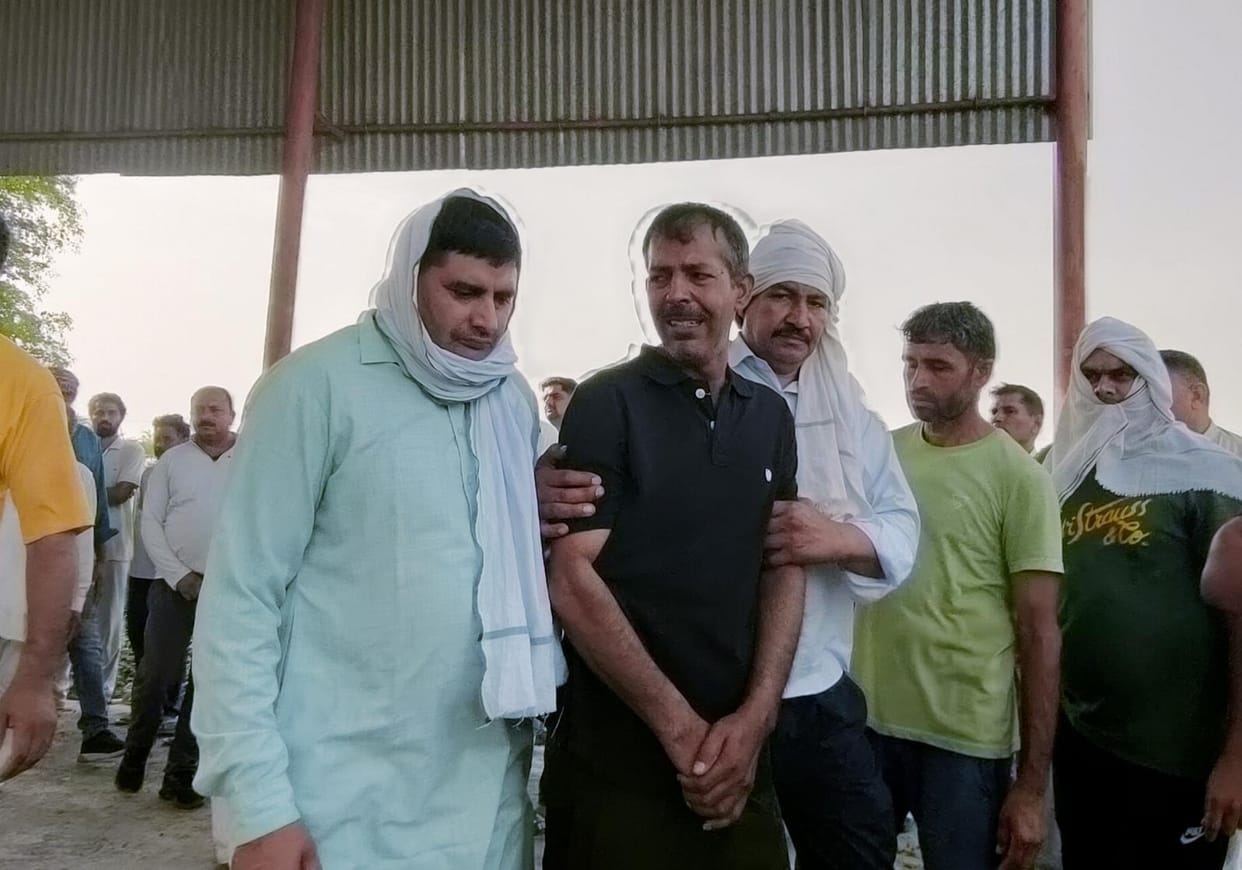 Prakash could not muster the courage to cremate his only son, his cousin performed the last rites