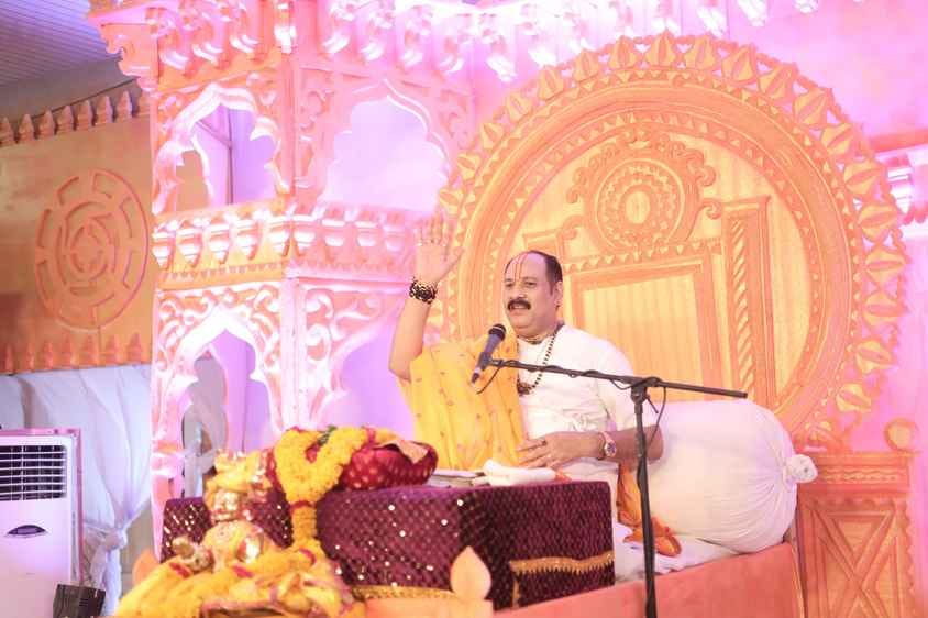 कुबेरेश्वरधाम पर चल रही ऑनलाइन शिवपुत्री शिवमहापुराण।