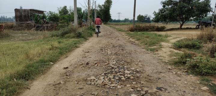 Kushwaha-Hardi road has been broken and left for three months, commuters are troubled