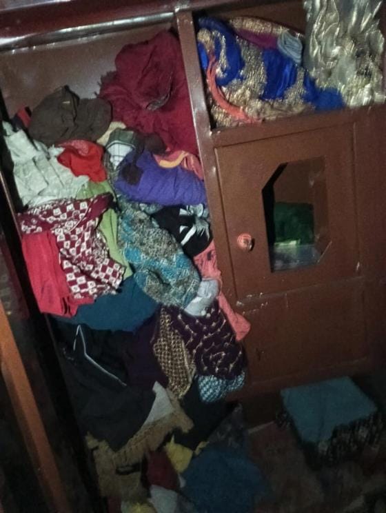 Armed miscreants held a woman hostage and looted Rs 5 lakh