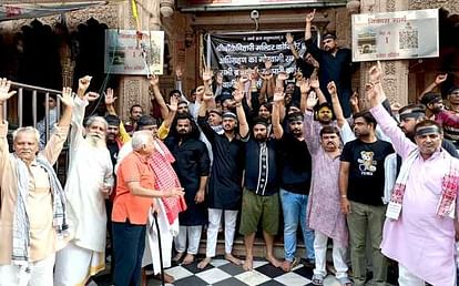 UP: बांकेबिहारी मंदिर कॉरिडोर निर्माण को लेकर सेवायत क्यों कर रहे विरोध, दूसरे दिन भी बांधी काली पट्टी Protest of servants intensifies, black bands tied on second day too