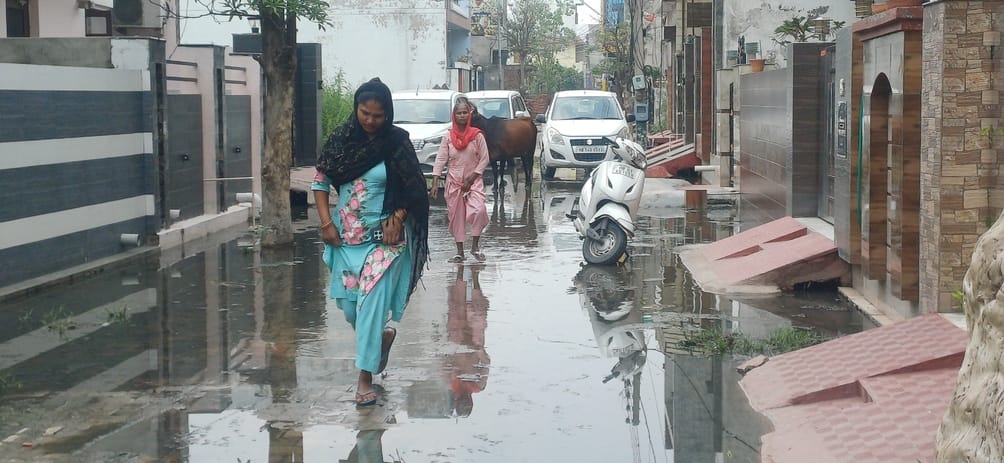 Waterlogging on the roads of colonies, people are troubled