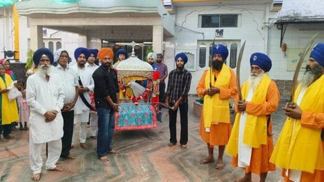 Advice to the congregation to follow the path shown by Guru Arjun Dev