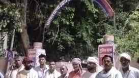 पुलिस को बनाया ग्रामीणों ने बंधक