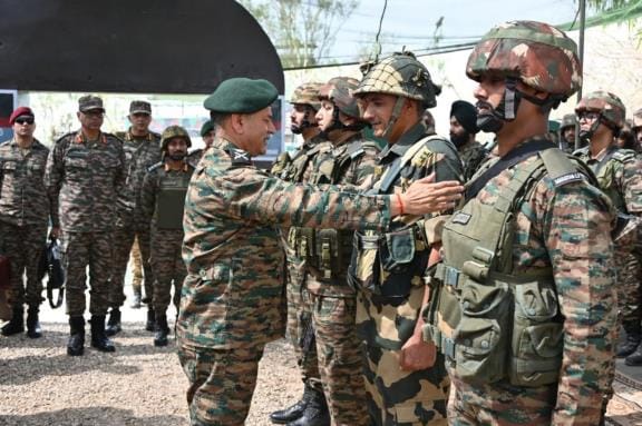 सेना प्रमुख जवानों से मिलते हुए।