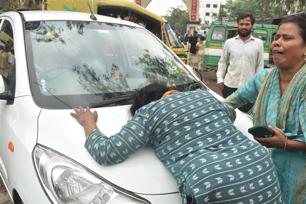 Tushar's family blocked Gadh Road, his mother lay in front of the car