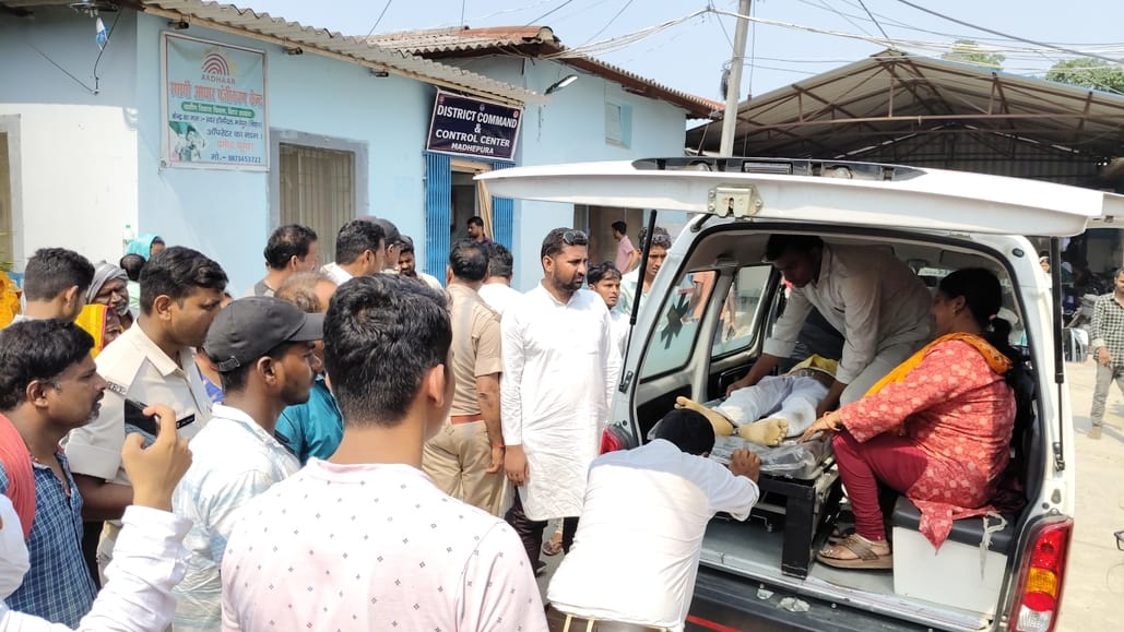 घटना के बाद लगी भीड़।