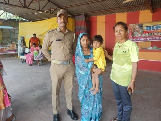 The girl who got separated from her family was found and handed over to her family.