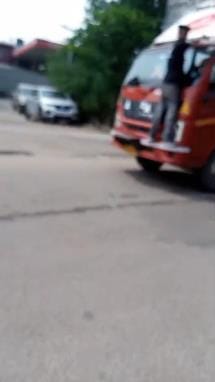 A young man remained hanging on the bonnet of a moving truck for 10 km