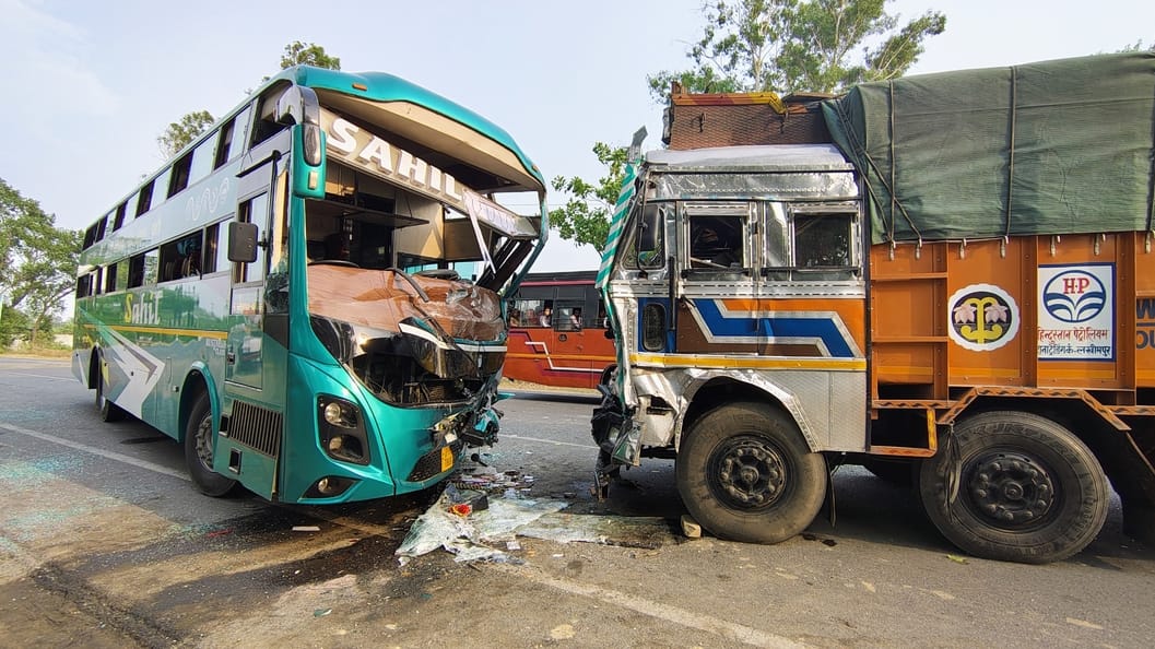 Truck and sleeper bus collide, eight people injured