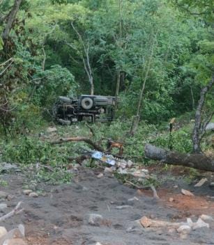 Tipper falls into ditch from sunken road along security wall, helper dies