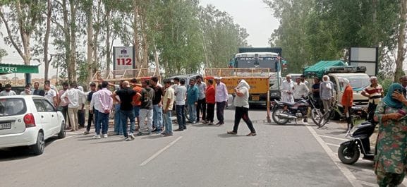 Shopkeepers raised slogans by blocking the Jind-Asandh road