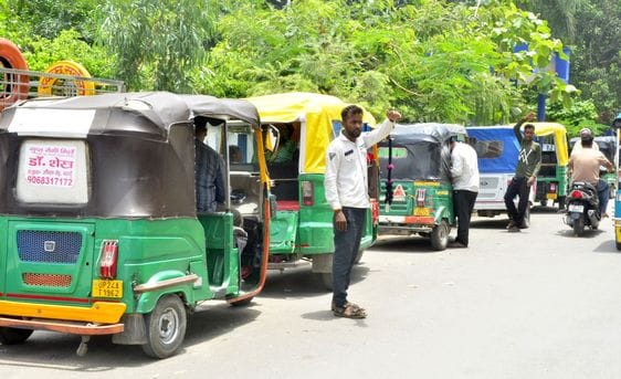 Traffic police's order ineffective, illegal stands running