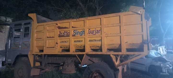 अवैध उत्खनन के दौरान पकड़ा गया डंपर।