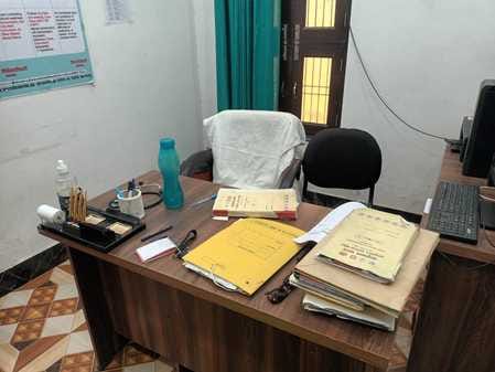 Ward boy distributed medicines in Joshi Tola, pharmacist saw patients in Baghgulsher Khan