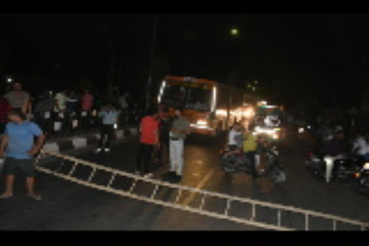 There was a ruckus at the substation for electricity at night, the road was jammed at 1 am