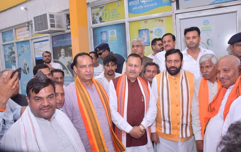 While going to Delhi, CM stopped at the filling station of Barauli.
