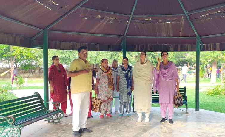 Women demanded facilities in Devi Lal Park from the chairperson