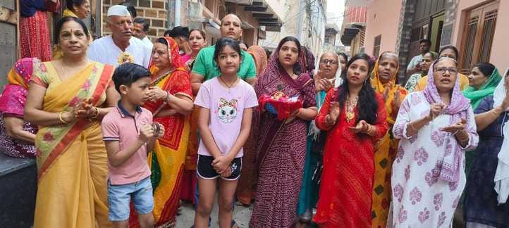 Aarti of Thakurji was performed by showering flowers everywhere