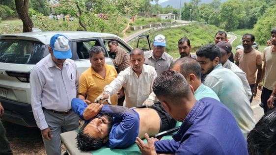 Paraglider pilot caught in the storm, injured after falling on the lintel