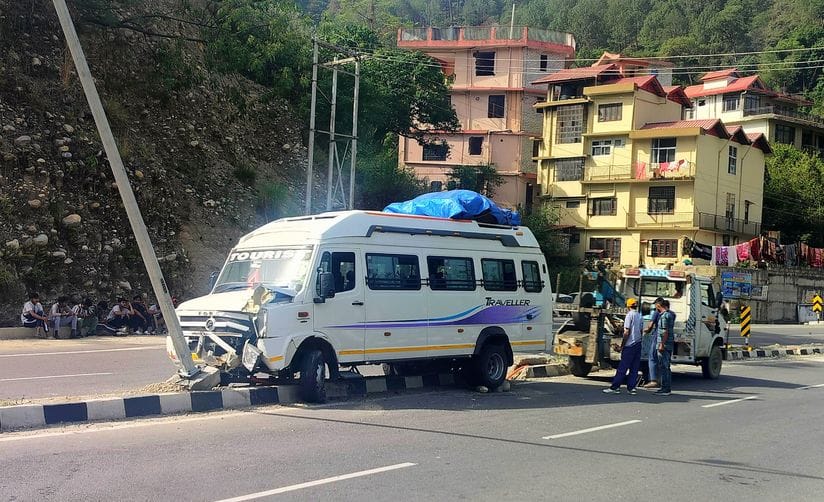 A traveler climbed over a divider in Bindravani and collided with a pole