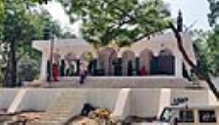 The picture of Lakkad Shah's tomb changed in about 20 years with the donation money