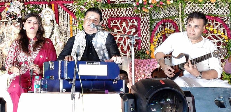 Devotees danced on the presentation of Shyam Piya Mori Rang De Chunariya