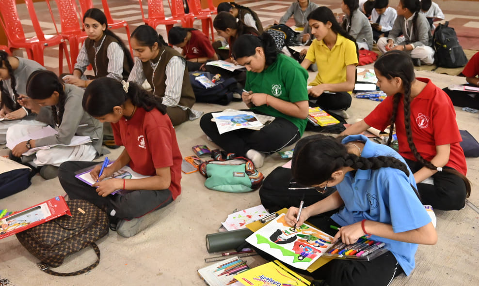 Students showed the valor of Indian Army through painting