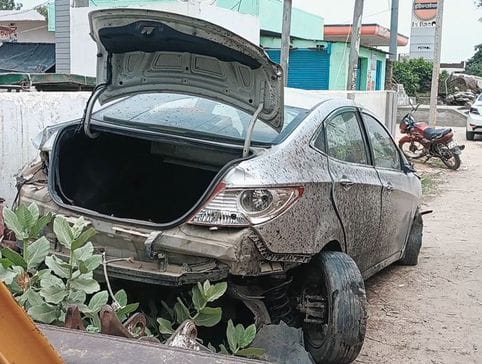 Car got damaged after climbing on divider