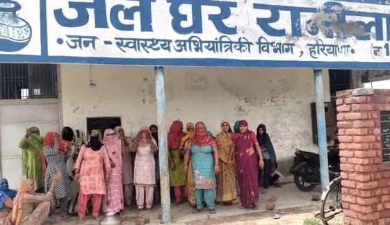 women locked jalghar